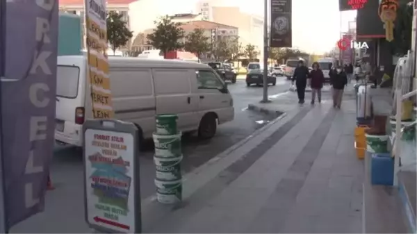 Esenyurt'ta dalgın anne çocuğunu unuttu... Bebek arabasının caddeye doğru ilerlediği anlar kameraya yansıdı