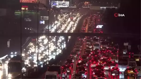 İstanbul'da trafik durma noktasına geldi, yoğunluk yüzde 85'e ulaştı