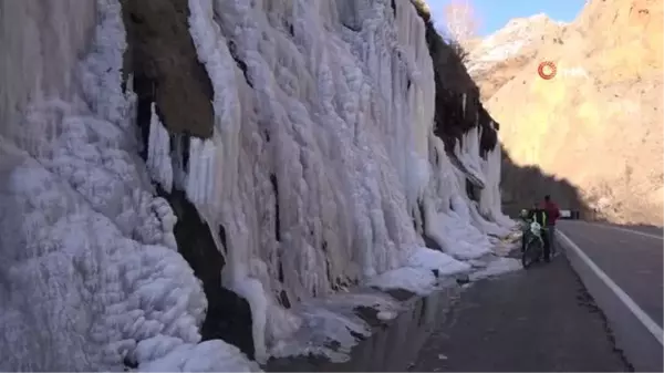 Tunceli'de havalar soğudu, 'Ağlayan Kayalar' buz tuttu