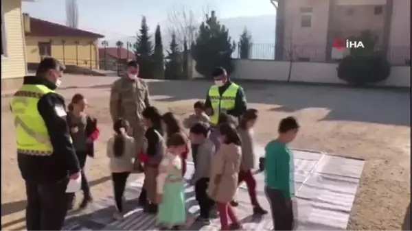 Son dakika haberleri... Jandarmalardan oyun oynar gibi trafik eğitimi aldılar