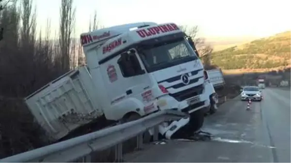 AFYONKARAHİSAR - Mermer yüklü tırın devrilmesi sonucu 1 kişi yaralandı