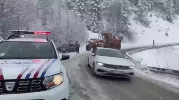 KASTAMONU - Kar nedeniyle yolda kalan sürücülerin yardımına jandarma koştu