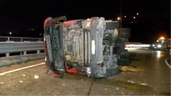 BEYKOZ'DA KONTROLDEN ÇIKAN HAFRİYAT KAMYONU DEVRİLDİ