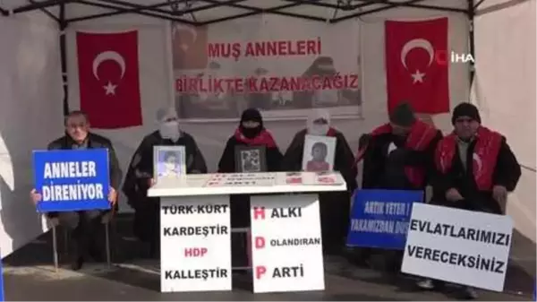 Annelerin dondurucu soğuktaki evlat nöbeti sürüyor