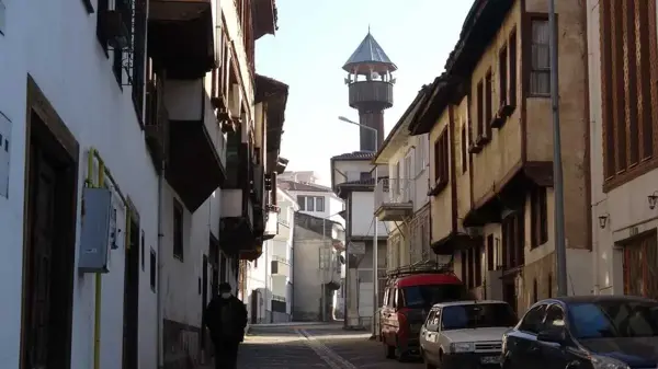 Bir asırlık cami ahşap minaresi ile dikkat çekiyor