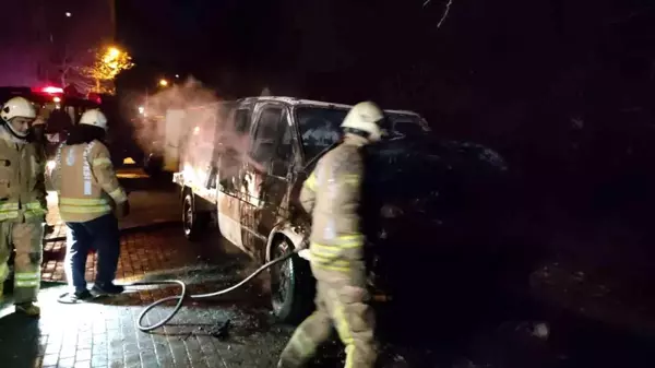 Güngören'de park halindeki kamyonet yanarak kül oldu