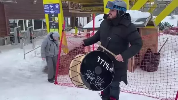 Tekirdağlı müzisyen Uludağ'da kayak yaparken davul çaldı