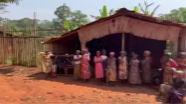 Kamerun'da Afrika'nın en eski yerlileri Pigmeler kimliksiz yaşamaya mahkum ediliyor