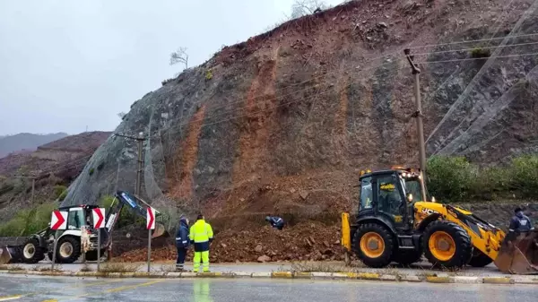 İçmeler'de heyelan yolu kapattı