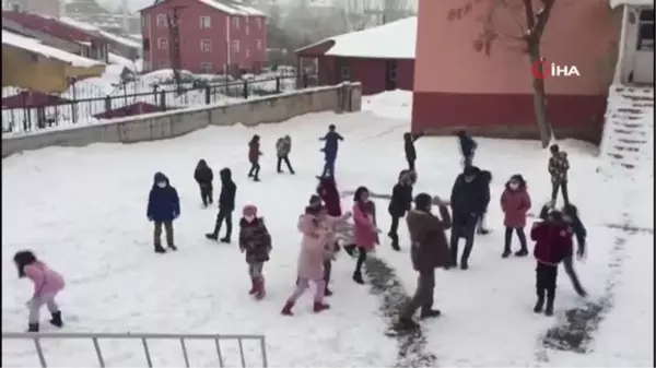 Karlıova'da yağan karın tadını çocuklar çıkardı