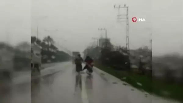 Benzini biten motosiklete ayağıyla iterek götürdü... O anlar kamerada