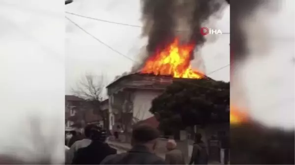 Tokat'ta bir binanın çatısı alev alev yandı