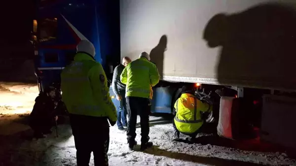 Erzincan'ın yüksek rakımlı geçit noktalarında kar, tipi etkili oldu