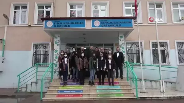 Kardeşim Üşümesin, Elmalık Köyü'ndeki miniklerin yüzünü güldürdü.