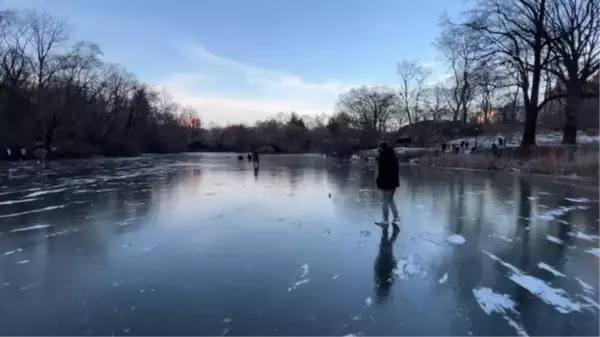 New York'ta aşırı soğuk nedeniyle Central Park'taki göl ondu