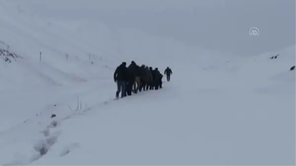 Su şebekesini onarmaya giden 3 kişinin üzerine çığ düştü