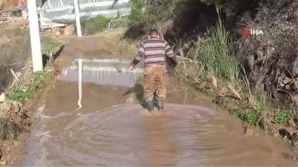 Vatandaşlar bozulan yolları imece usulü ile yapıyor