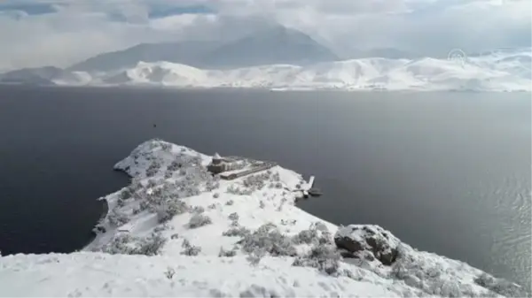 Akdamar Adası kar yağışıyla beyaza büründü (2)