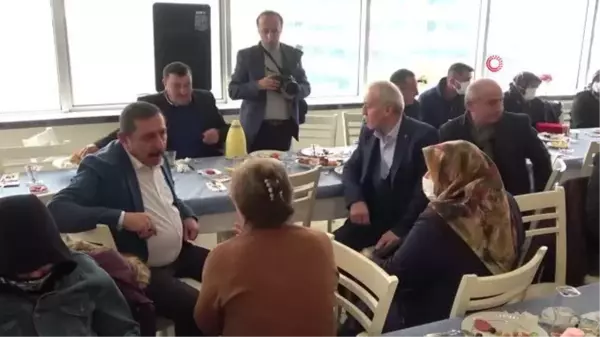 Emekliye ayrılan belediye personellerine teşekkür plaketi