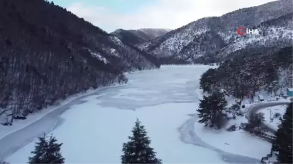 Gençler karın altında doğada yürüyüş yaptı