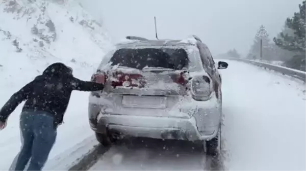 Kar yağışı ulaşımda aksamalara neden oluyor