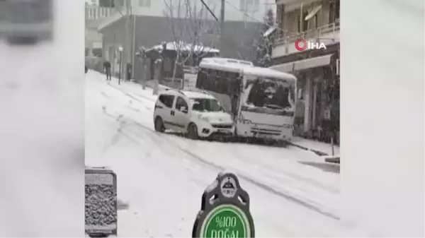 Öğrenci servisi önüne kattığı hafif ticari aracı sürükleyip götürdü