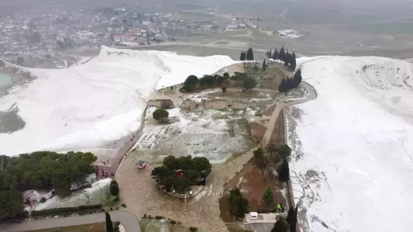 Pamukkale'de turistler kar altında termal havuza girdi