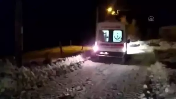 Ekipler, kardan kapanan köyde rahatsızlanan çocuk için seferber oldu