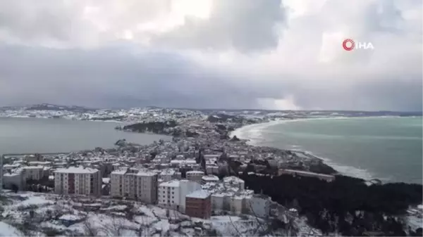 Gemiler fırtına nedeniyle Sinop Limanı'na sığındı