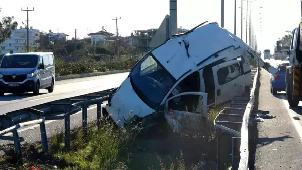 Hafif ticari araç önce bariyerlere ardından aydınlatma direğine çarptı: 4 yaralı