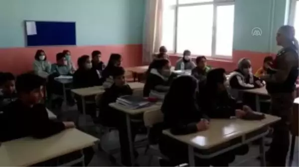 Son dakika haberleri... Jandarma ekipleri öğrencileri sinemayla buluşturdu