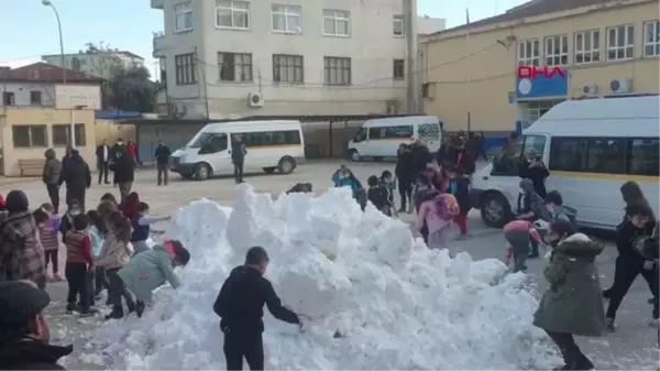 KADİRLİ'DE ÖĞRENCİLER TAŞIMA USULÜ KARLA EĞLENDİ