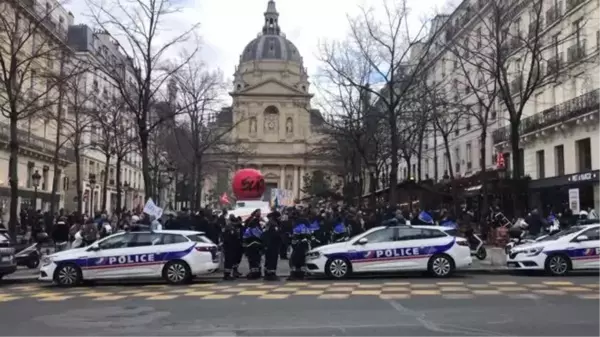 Fransa'da okullardaki Kovid-19 önlemleri yeniden protesto edildi