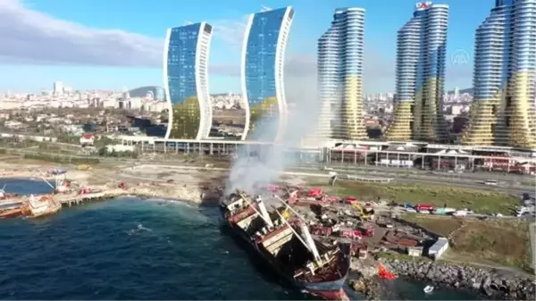 Kartal'daki gemi yangını havadan görüntülendi (2)