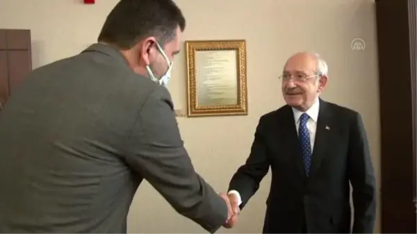 Kılıçdaroğlu, partiye yeni katılanlara rozet taktı