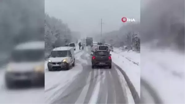 Çatalca'da kar yağışı nedeniyle bazı sürücüler yolda kaldı