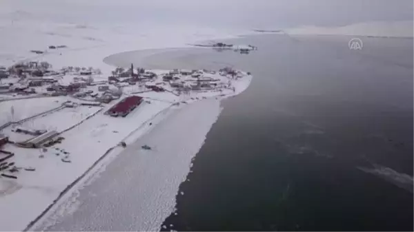 Son dakika haberi... Nazik Gölü'nün yüzeyi buz tuttu