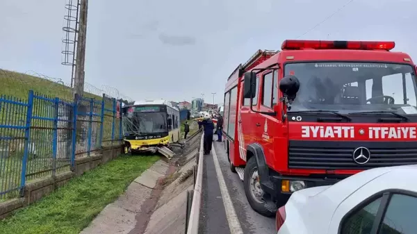 Tekerleği patlayan İETT otobüsü yoldan çıkıp korkuluklara çarptı: 5 yaralı