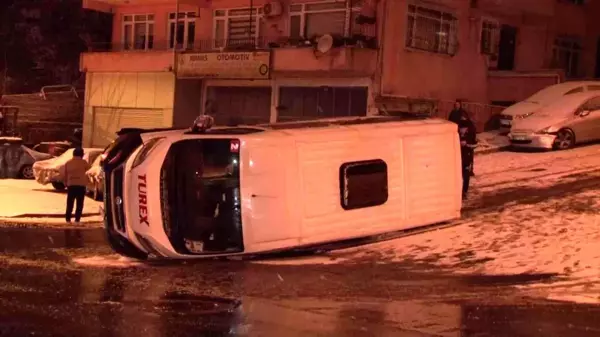 Üsküdar'da karlı yolda kontrolünü kaybeden servis yan yattı