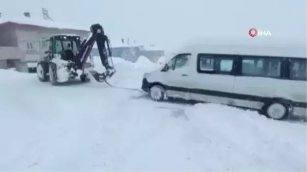 Belediye başkanı karda mahsur kalan vatandaşı kurtarırken mahsur kaldı