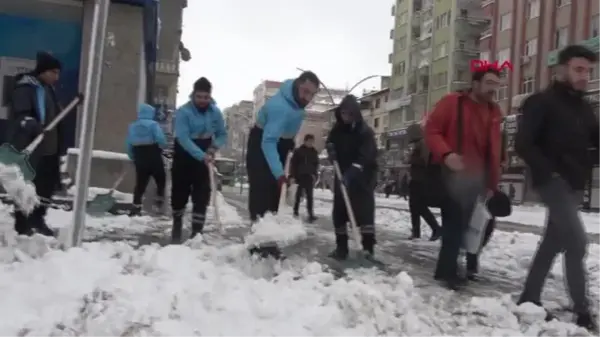 BUZLANAN YOL VE KALDIRIMLARDA DÜŞEN 300 KİŞİ HASTANELİK OLDU