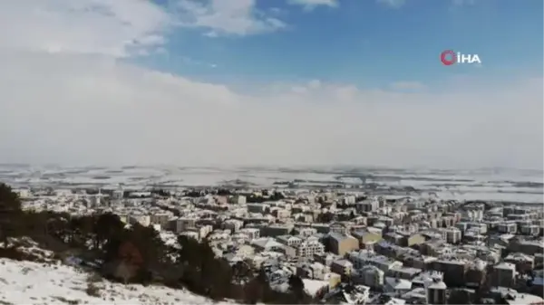 Çatalca'da kar manzarası...Beyaza bürünen evlerin çatıları böyle görüntülendi