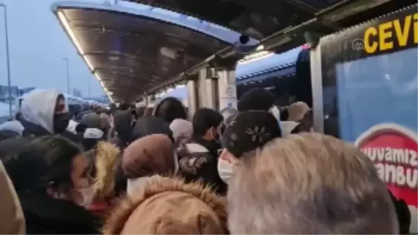 İstanbul'da kar etkili oluyor - Cevizlibağ metrobüs durağında yoğunluk