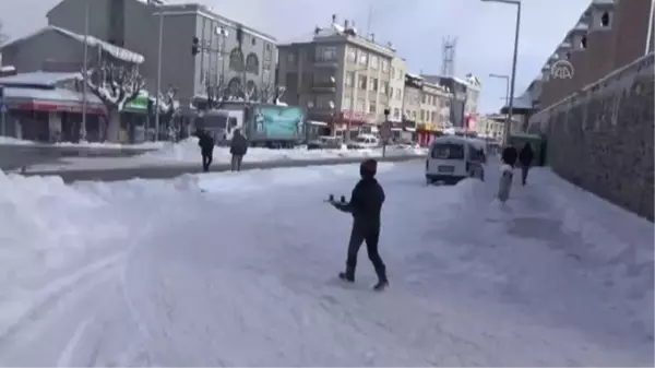 Karapınar'da karda üşüyen yavru köpeğe esnaf sahip çıktı