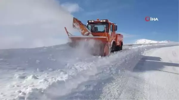 Erzincan'da kar ve tipiden 401 köy yolu ulaşıma kapandı