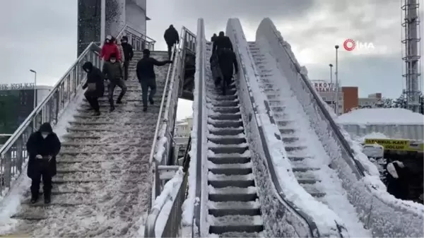 İstanbul'da yayaların donan merdivenlerle imtihanı