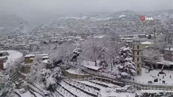 Karlar altındaki saat kulesi böyle görüntülendi