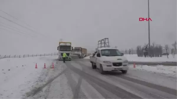 KONYA'DA KAR YAĞIŞI HAYATI OLUMSUZ ETKİLİYOR