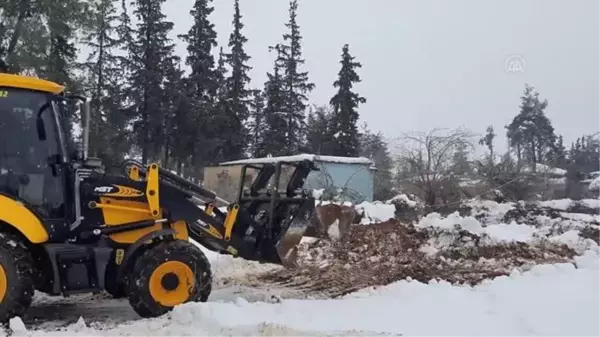 Yolu kardan kapanan mahalledeki hasta için ekipler seferber oldu