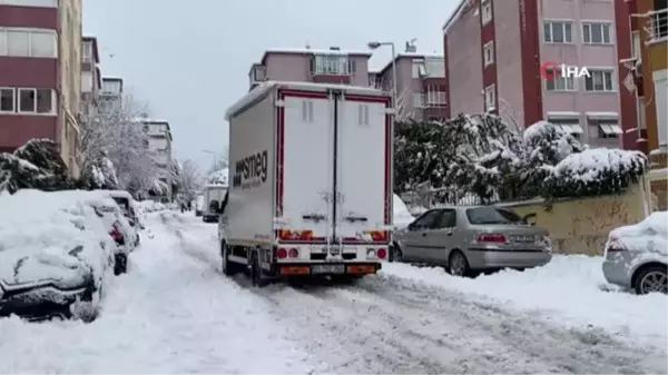 Zincirli araçlara kar engeli... Kamyonetin yolda ilerlemekte zorlandığı anlar kamerada